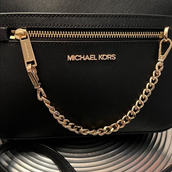 MICHAEL KORS BLACK JET SETTER CROSSBODY BAG with FRONT ZIP COMPARTMENT AND CHAIN - Picture 2 of 11